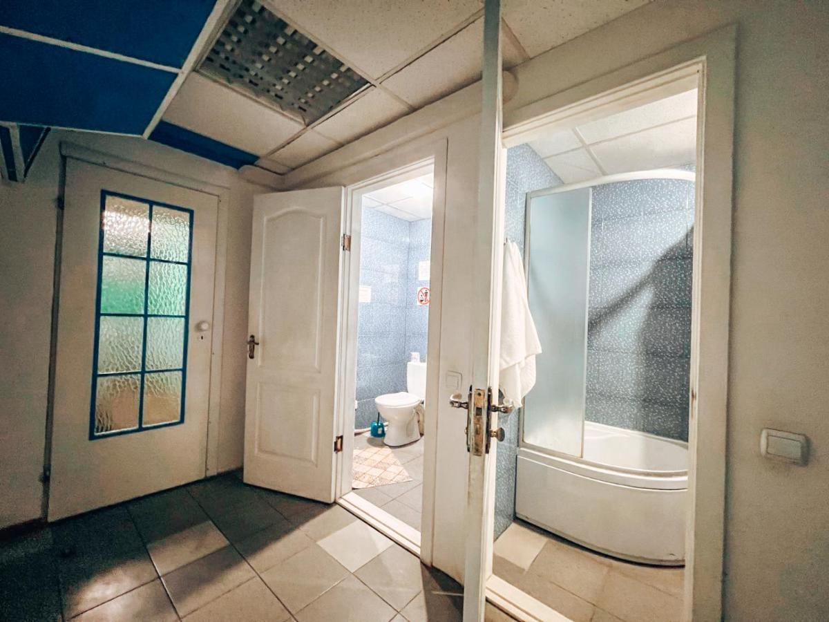 Guest House On Saksahanskoho Street Киев Екстериор снимка